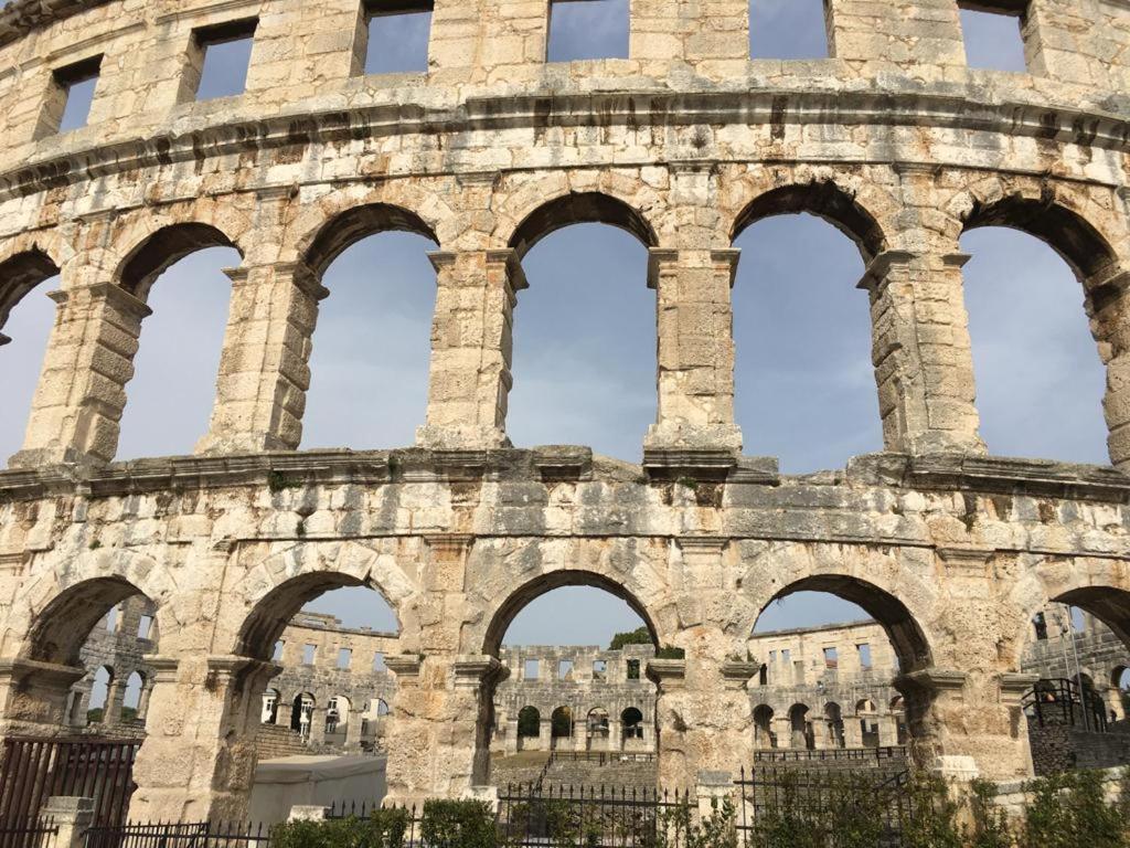 Luxury Old Town Apartment Pula Exterior photo